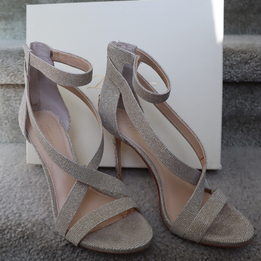 Vince Camuto, Women's Devin Dress Sandal, Soft Gold, 8.5 M(US)